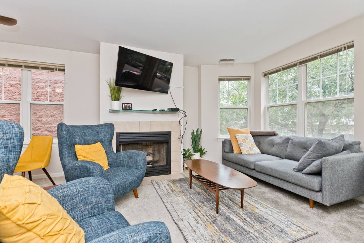 Apartment for rent at 1156 N Howe St #B, Chicago, IL 60610