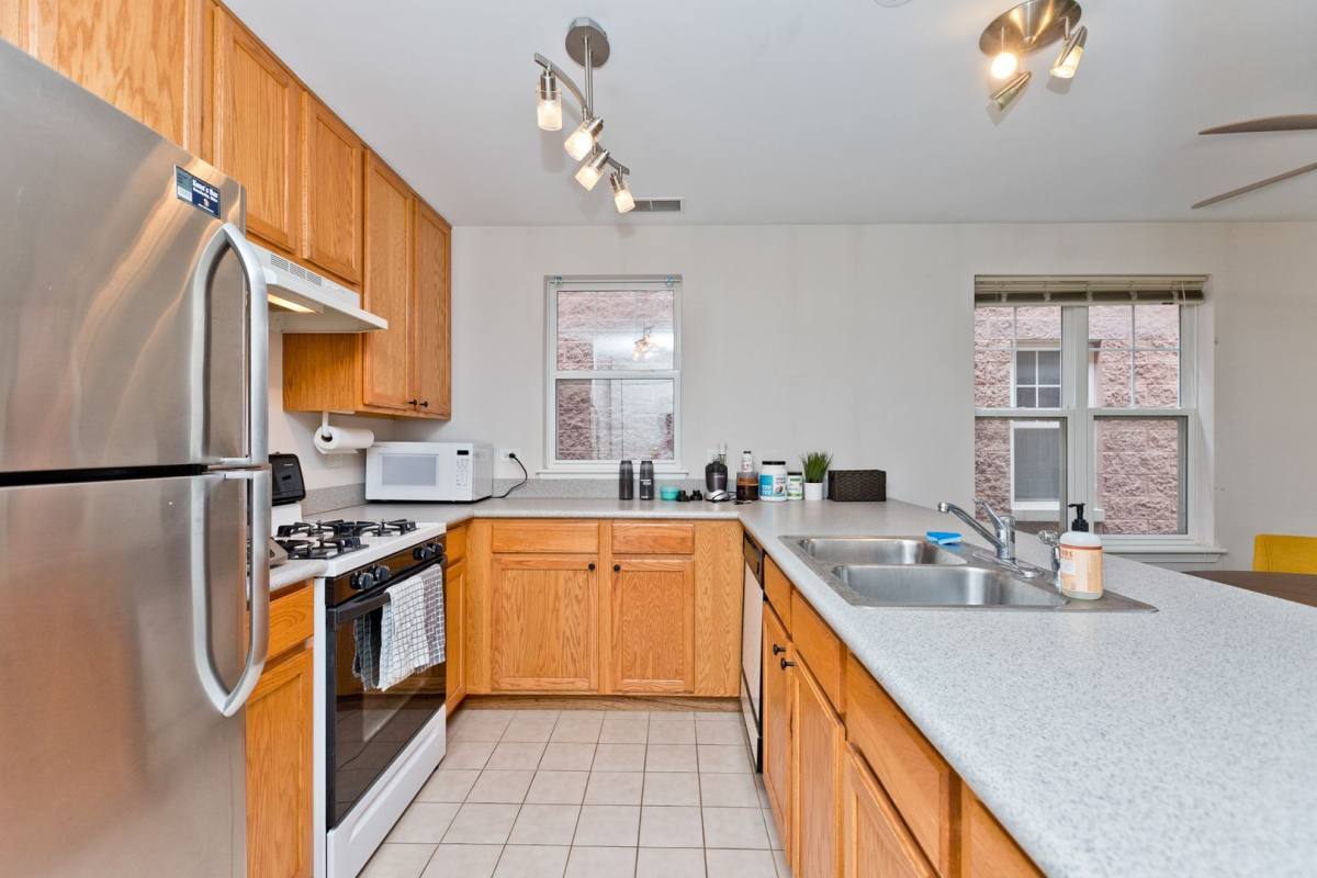 Apartment for rent at 1156 N Howe St #B, Chicago, IL 60610