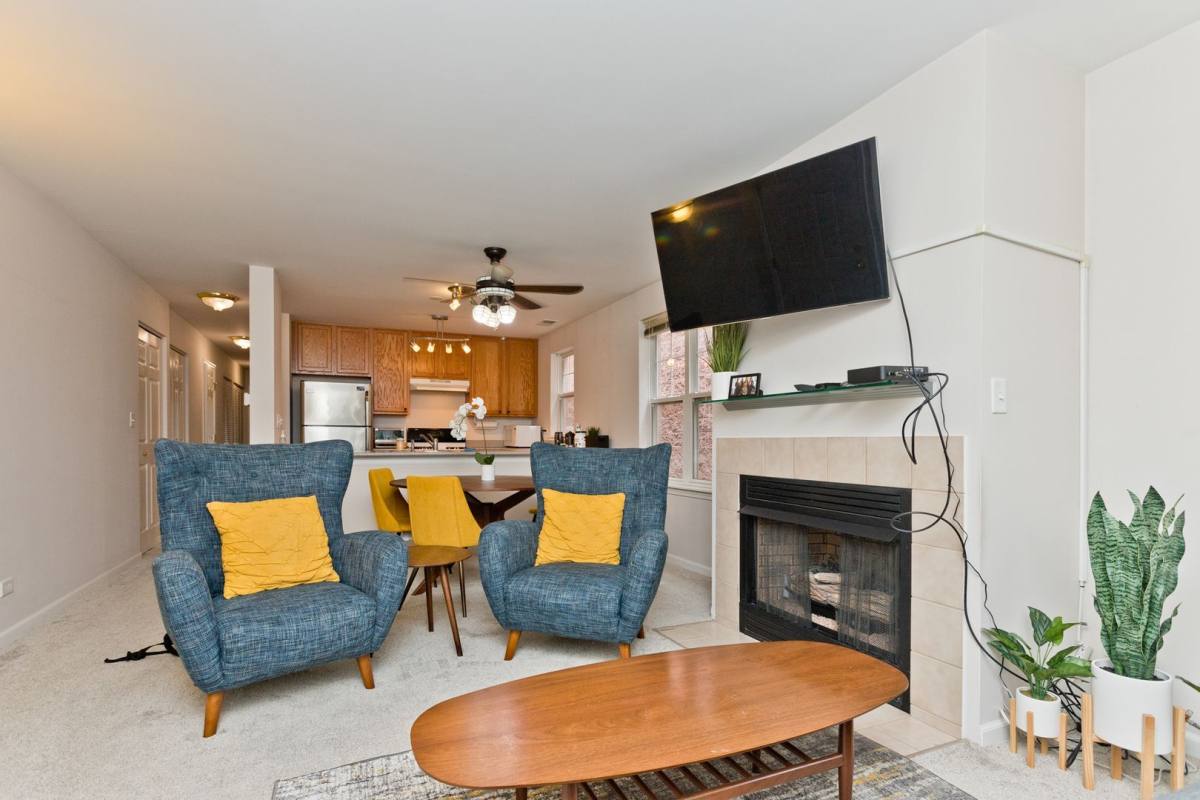 Apartment for rent at 1156 N Howe St #B, Chicago, IL 60610
