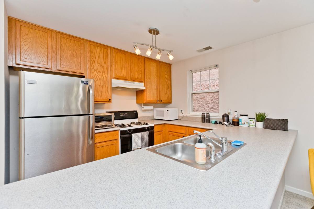 Apartment for rent at 1156 N Howe St #B, Chicago, IL 60610