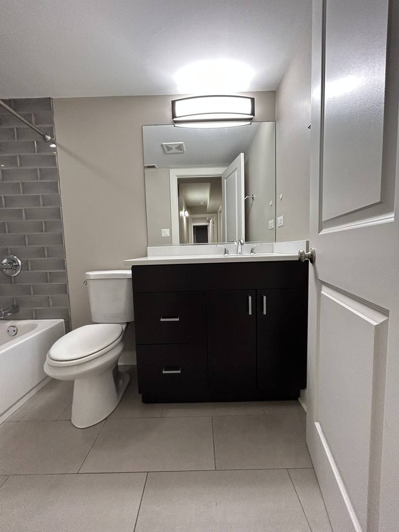 Apartment for rent at 753 W Buckingham Place #1, Chicago, IL 60657