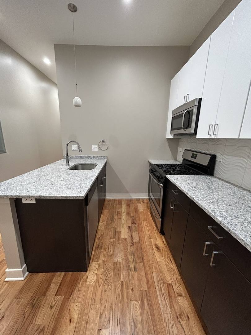 Apartment for rent at 753 W Buckingham Place #1, Chicago, IL 60657