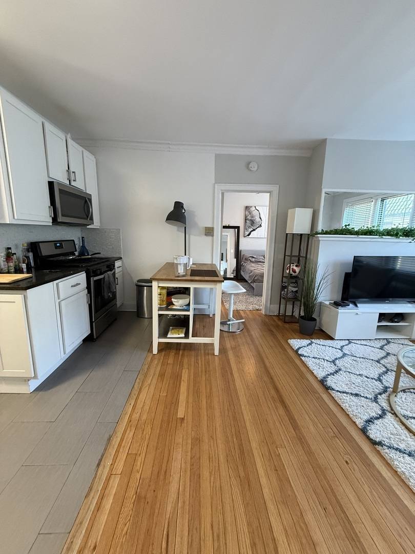Apartment for rent at 627 W Roscoe St #B3, Chicago, IL 60657