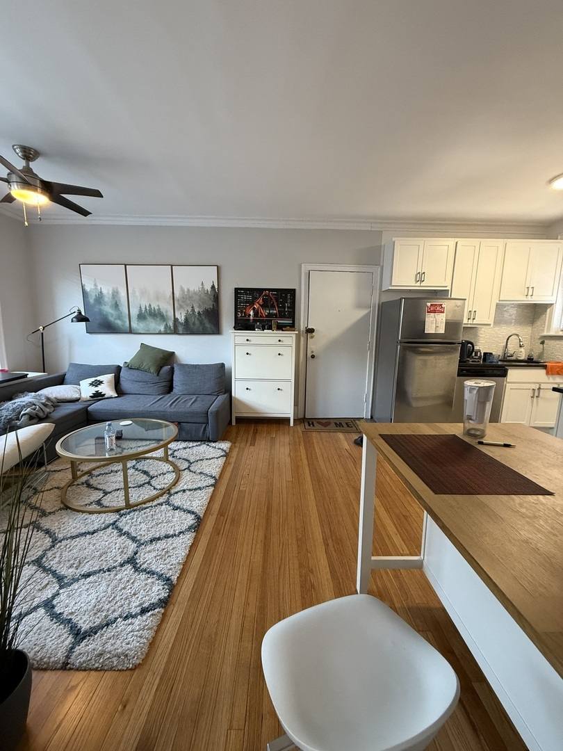 Apartment for rent at 627 W Roscoe St #B3, Chicago, IL 60657