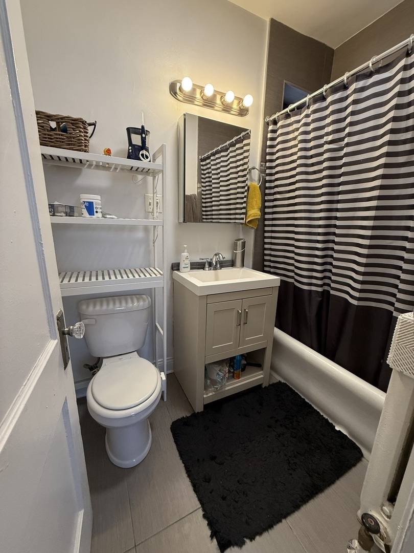 Apartment for rent at 627 W Roscoe St #B3, Chicago, IL 60657