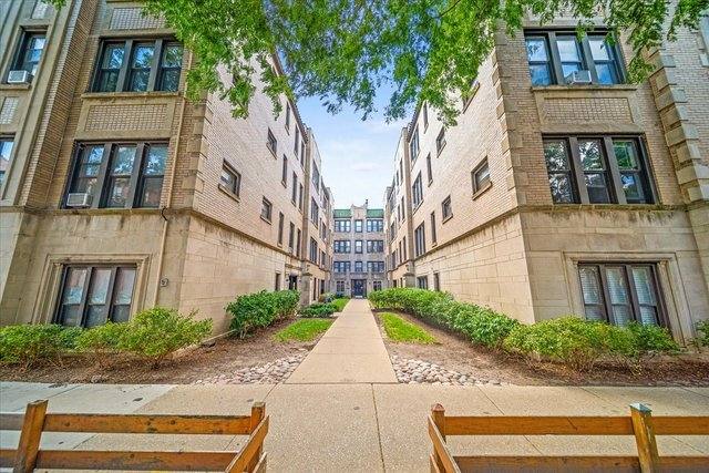 Apartment for rent at 627 W Roscoe St #B3, Chicago, IL 60657