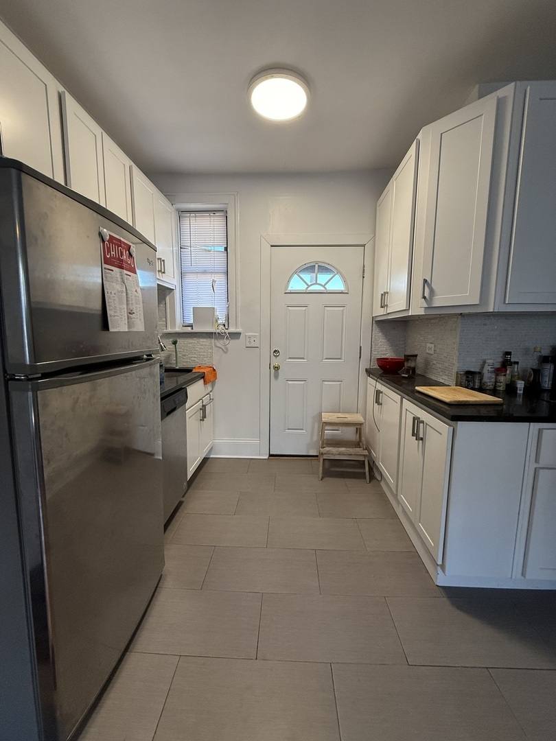 Apartment for rent at 627 W Roscoe St #B3, Chicago, IL 60657