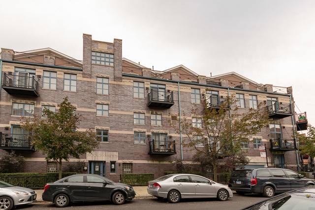 Apartment for rent at 865 W Buckingham Place #204, Chicago, IL 60657