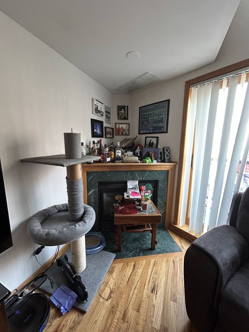 Apartment for rent at 865 W Buckingham Place #204, Chicago, IL 60657