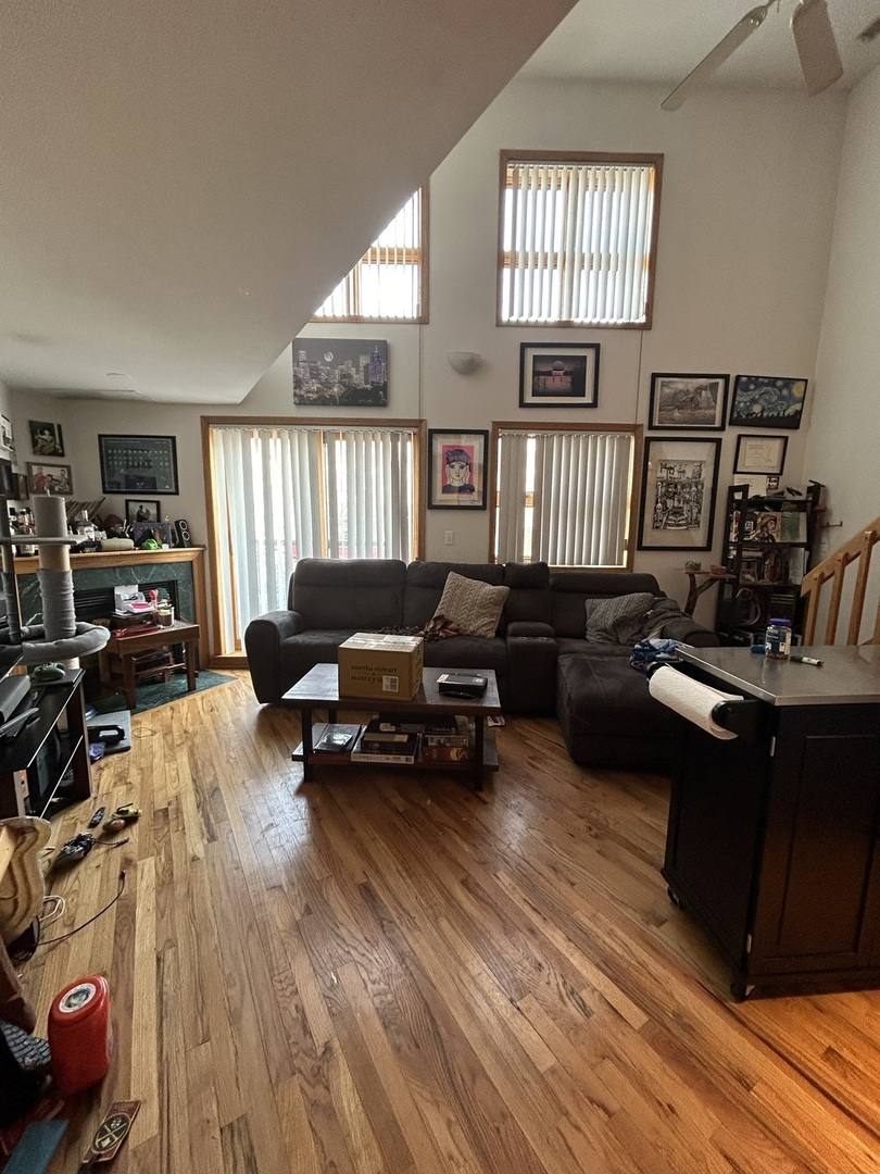 Apartment for rent at 865 W Buckingham Place #204, Chicago, IL 60657