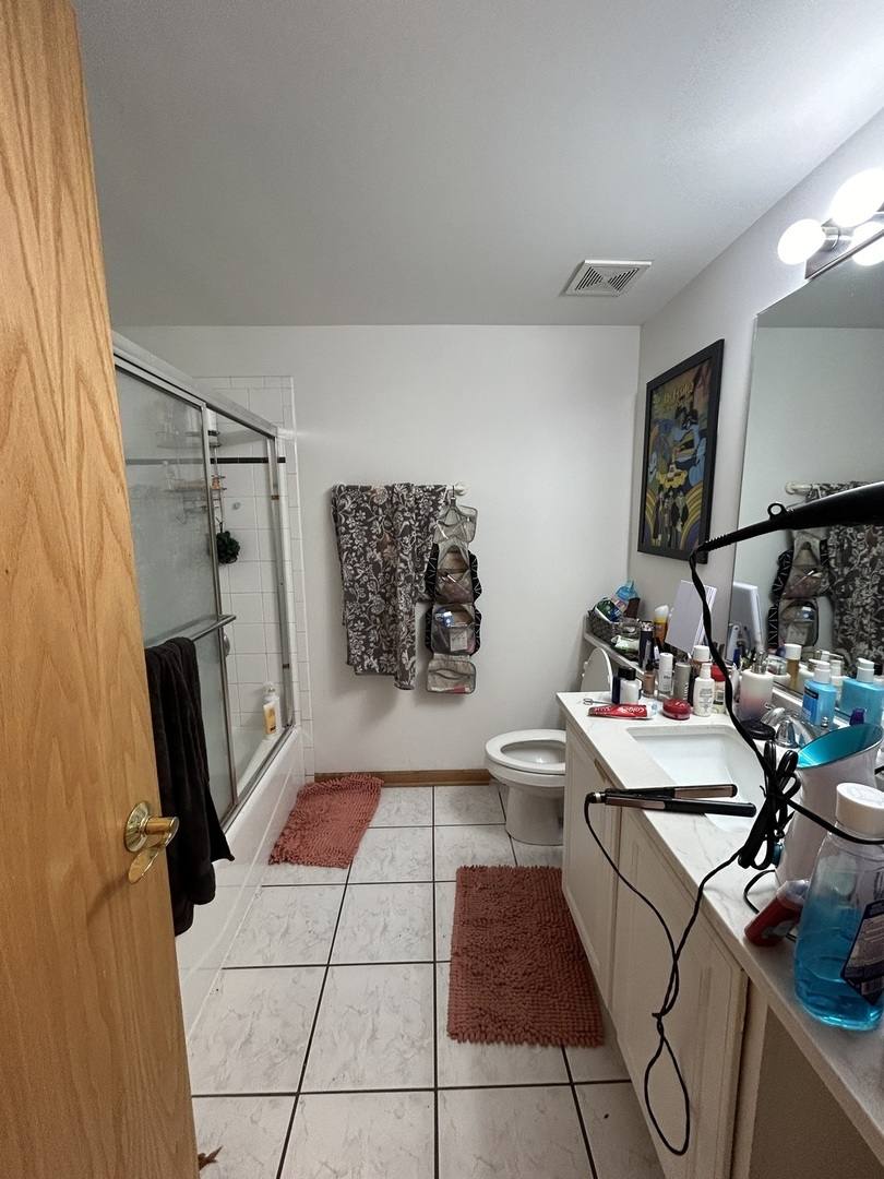 Apartment for rent at 865 W Buckingham Place #204, Chicago, IL 60657