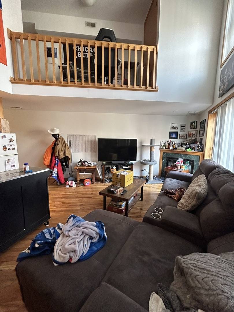 Apartment for rent at 865 W Buckingham Place #204, Chicago, IL 60657