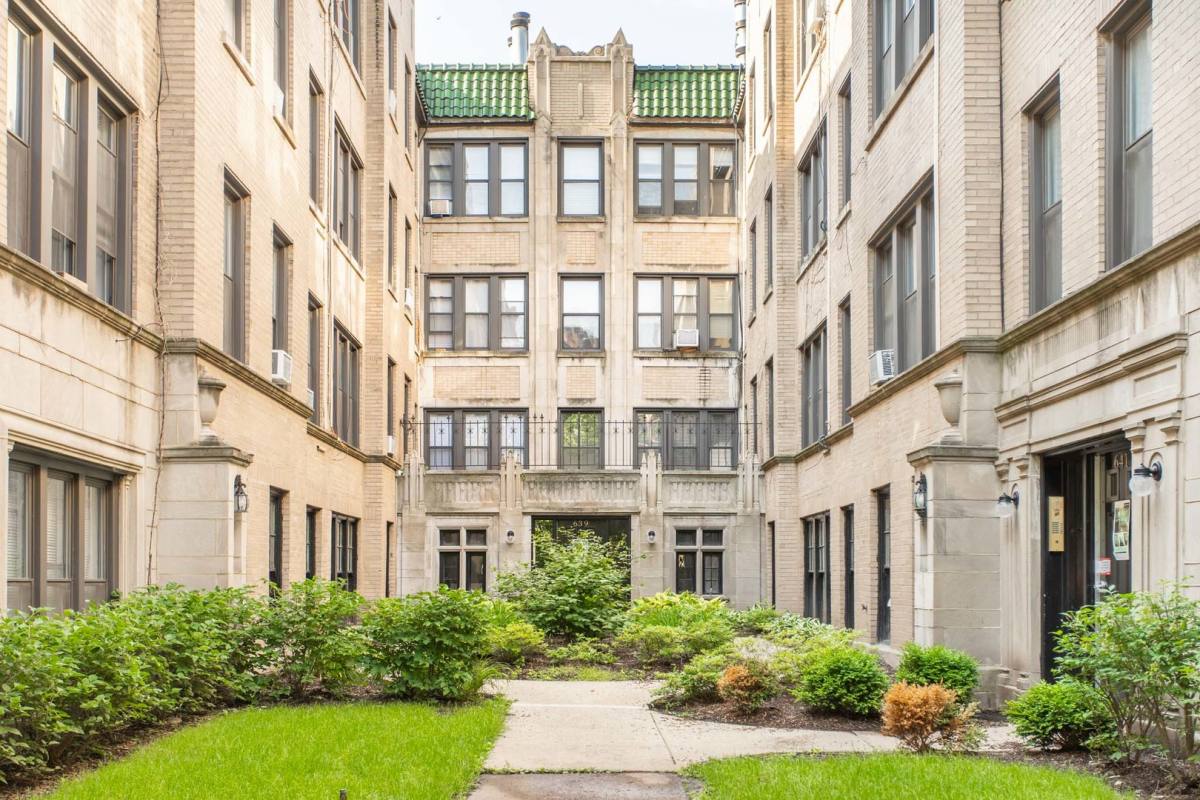 Apartment for rent at 641 W Roscoe St #V3, Chicago, IL 60657