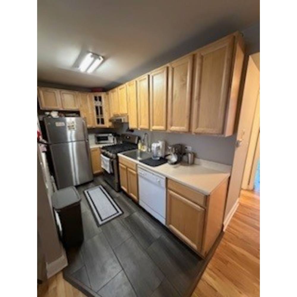 Condo for rent at 805 W Oakdale Ave #2B, Chicago, IL 60657