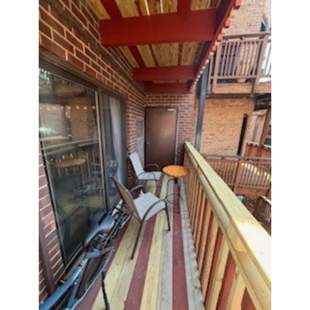 Condo for rent at 805 W Oakdale Ave #2B, Chicago, IL 60657