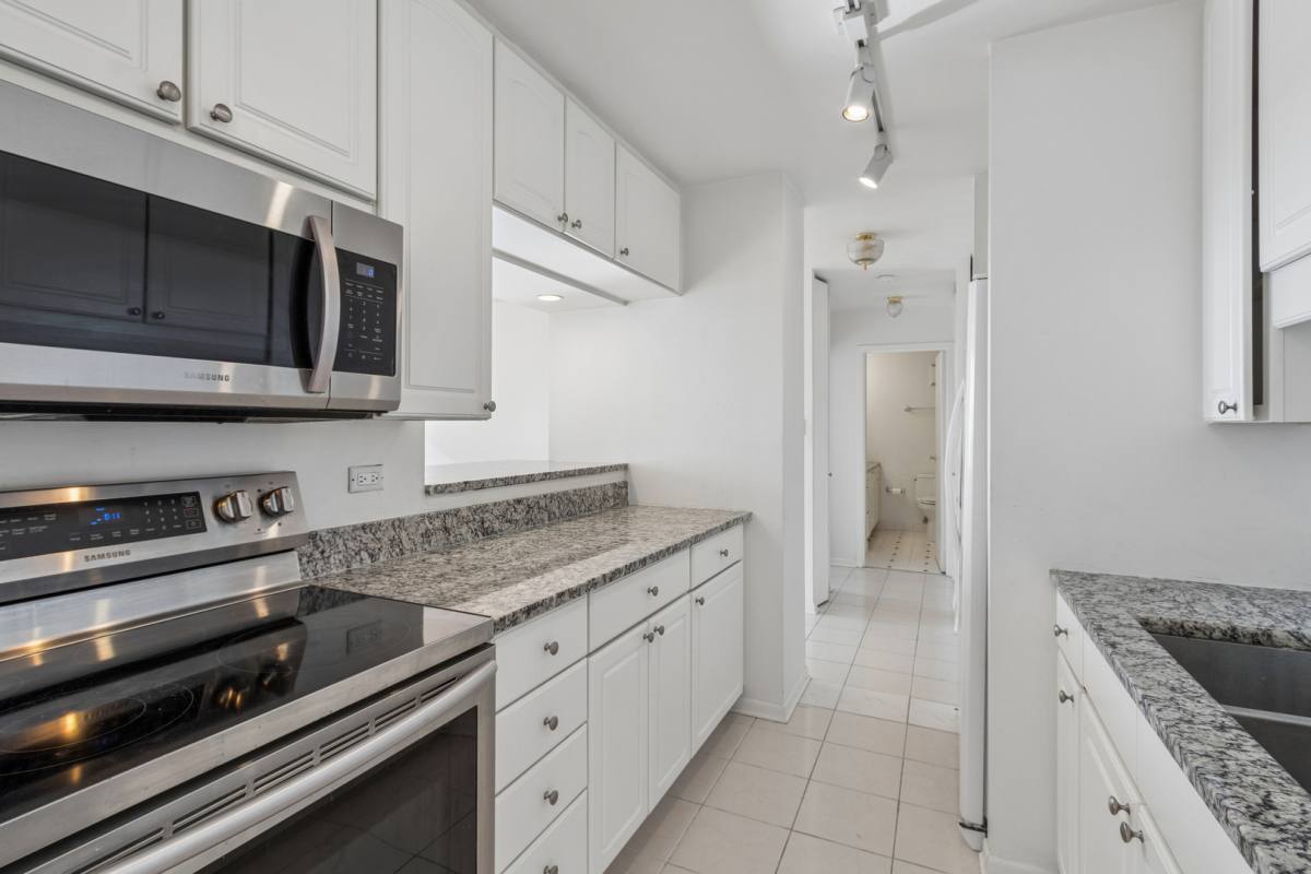 Apartment for rent at 111 25 E Chestnut St 25F #25F, Chicago, IL 60611