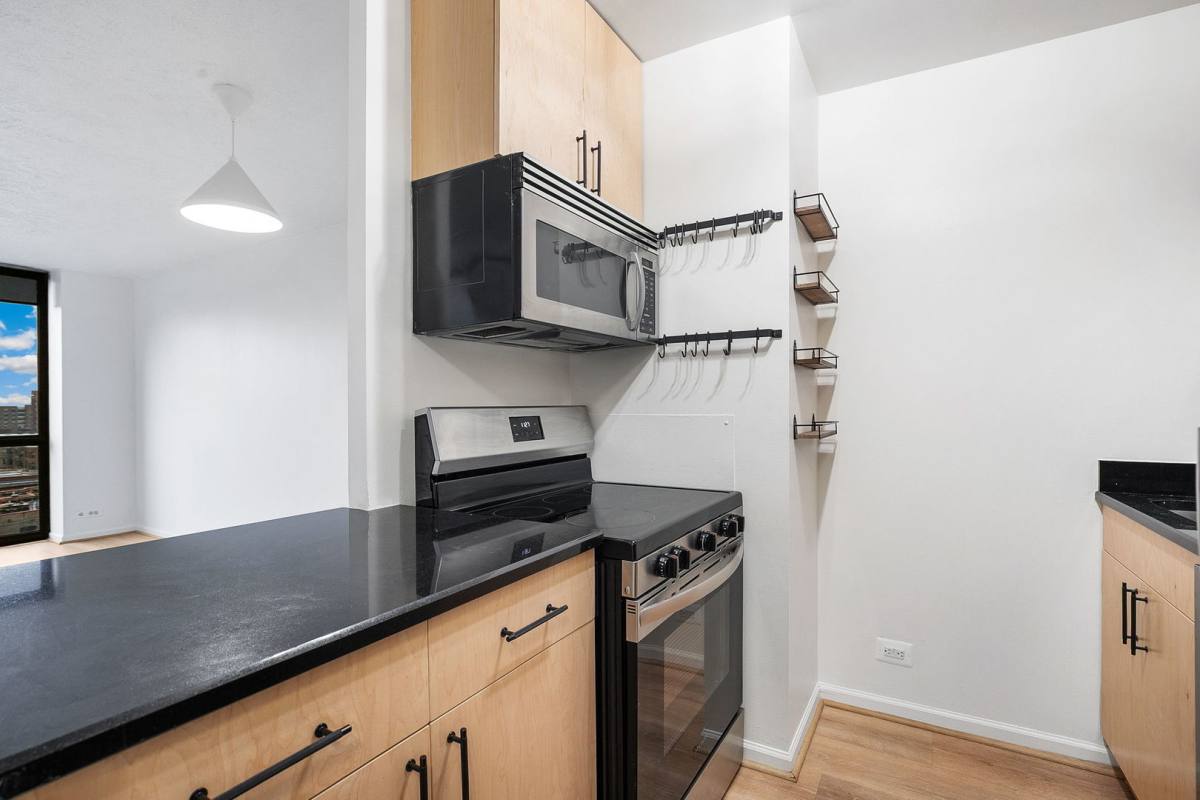 Apartment for rent at 4343 N Clarendon Ave #911, Chicago, IL 60613