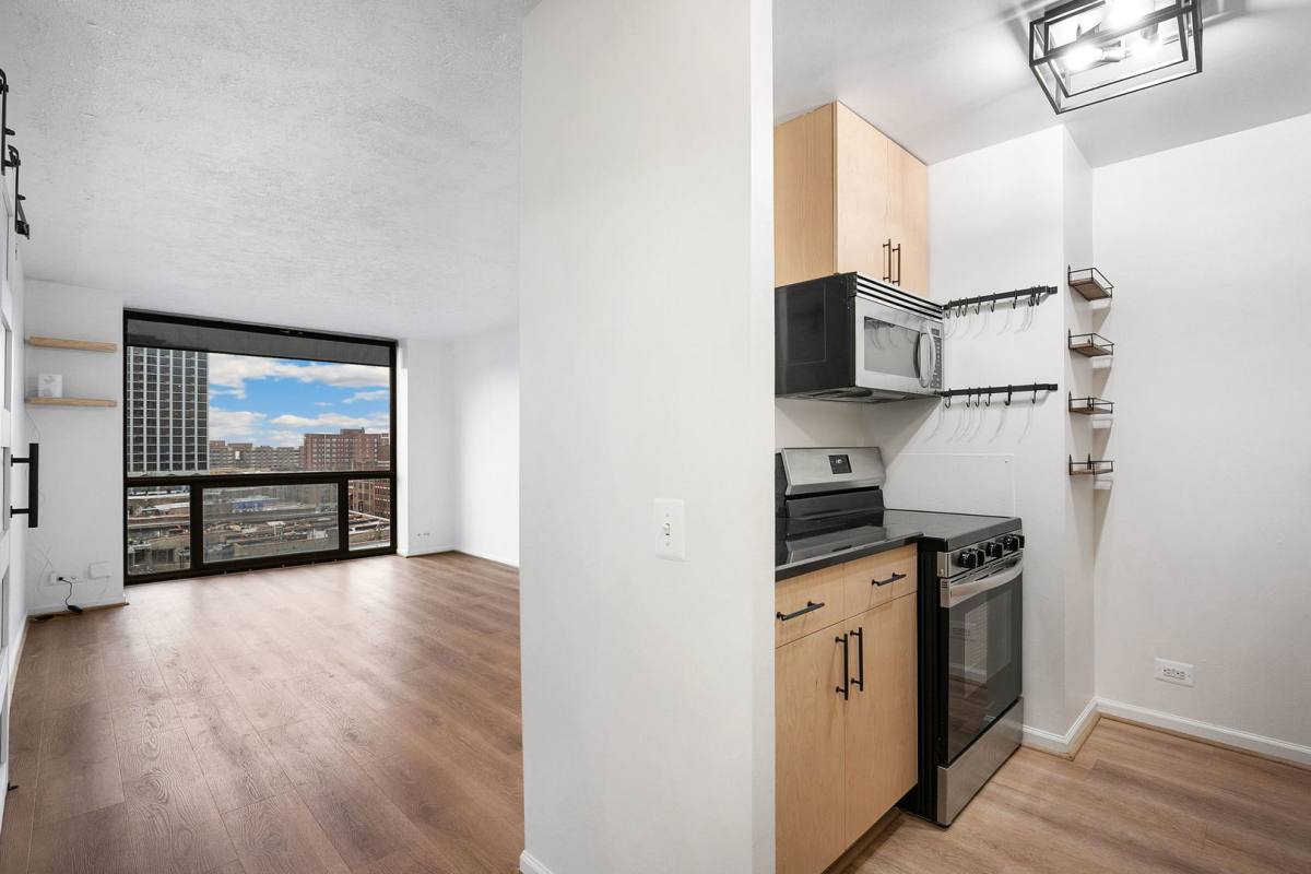 Apartment for rent at 4343 N Clarendon Ave #911, Chicago, IL 60613
