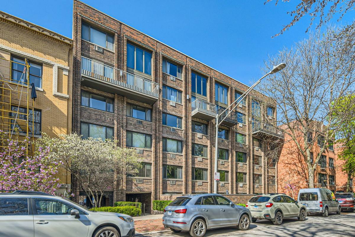 Apartment for rent at 644 W Arlington Place #2J, Chicago, IL 60614