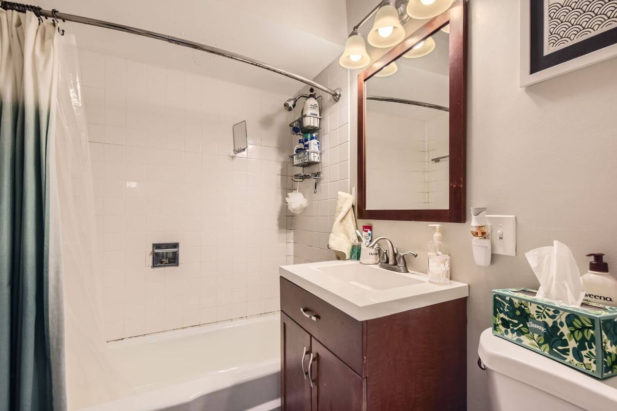 Apartment for rent at 644 W Arlington Place #2J, Chicago, IL 60614