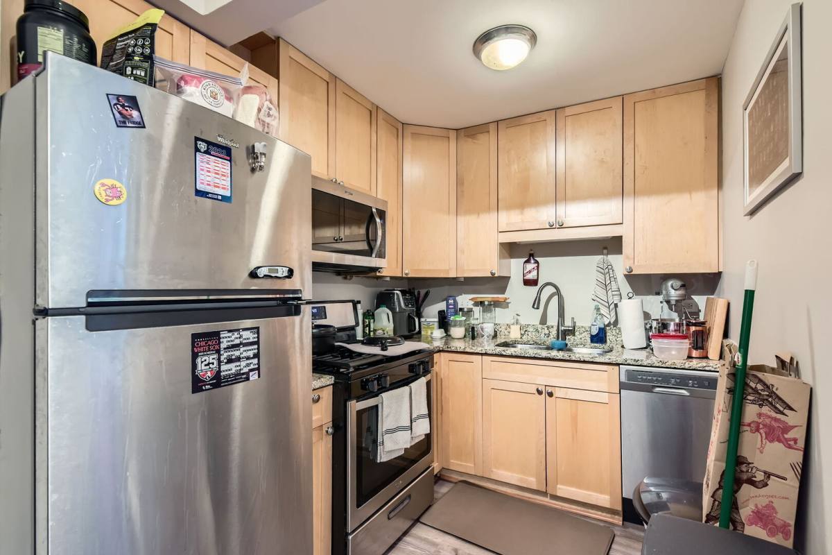 Apartment for rent at 644 W Arlington Place #2J, Chicago, IL 60614