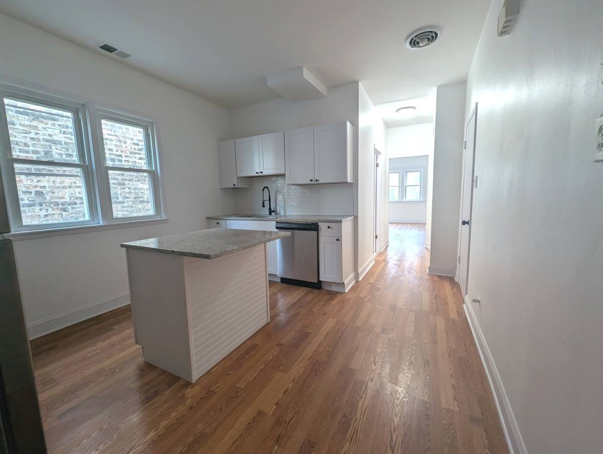 Apartment for rent at 1520 W Melrose St #2F, Chicago, IL 60657
