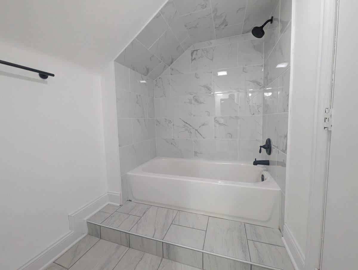 Apartment for rent at 1520 W Melrose St #2F, Chicago, IL 60657