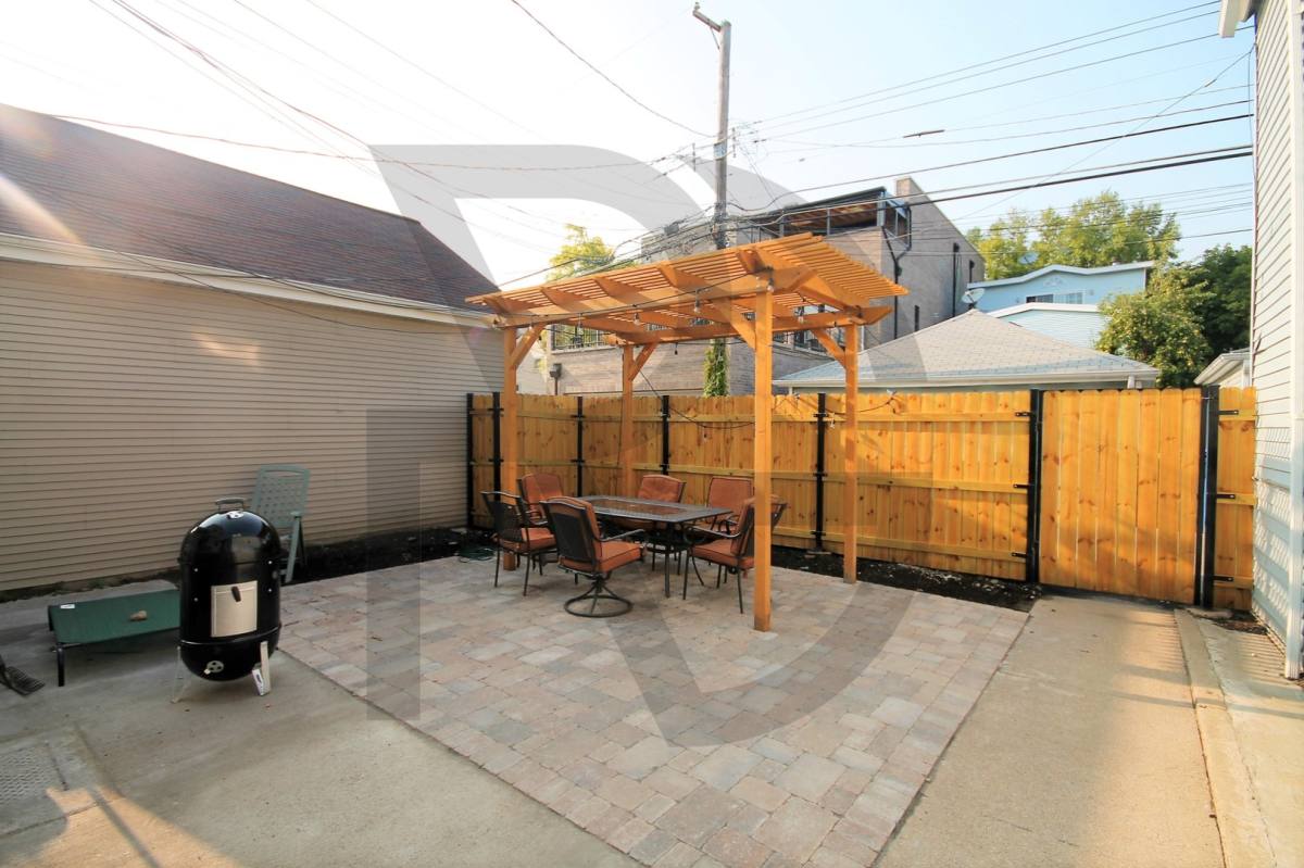 Apartment for rent at 1520 W Melrose St #2F, Chicago, IL 60657