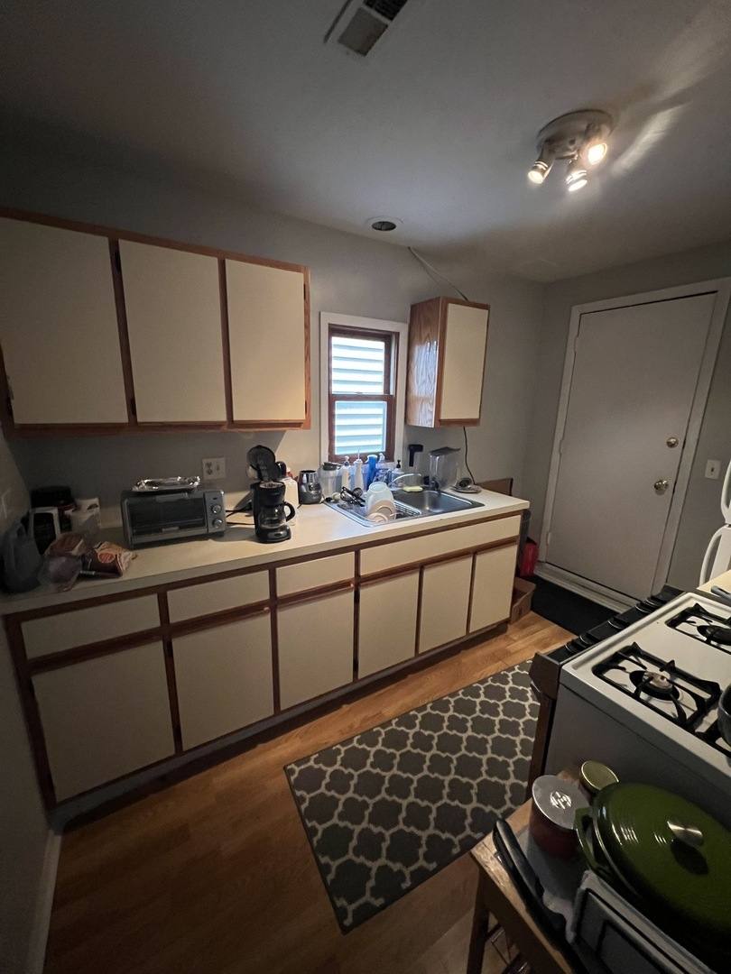 Apartment for rent at 866 W Aldine Ave #3, Chicago, IL 60657