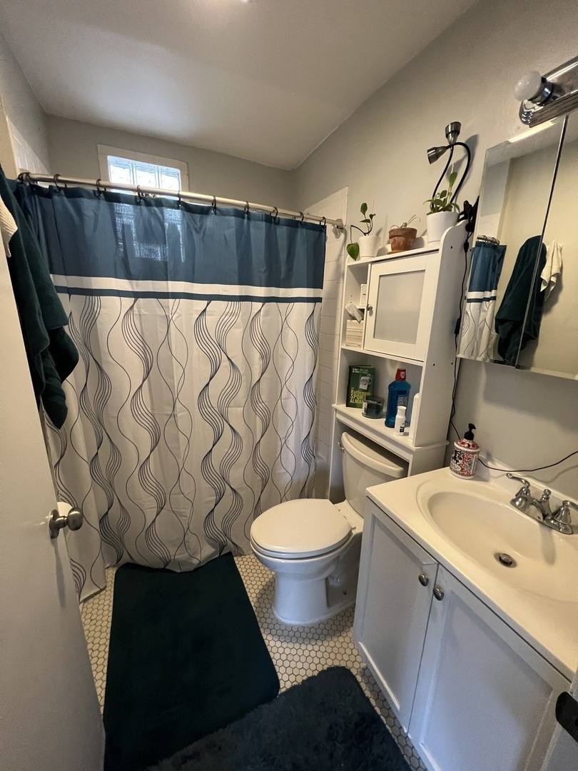 Apartment for rent at 866 W Aldine Ave #3, Chicago, IL 60657