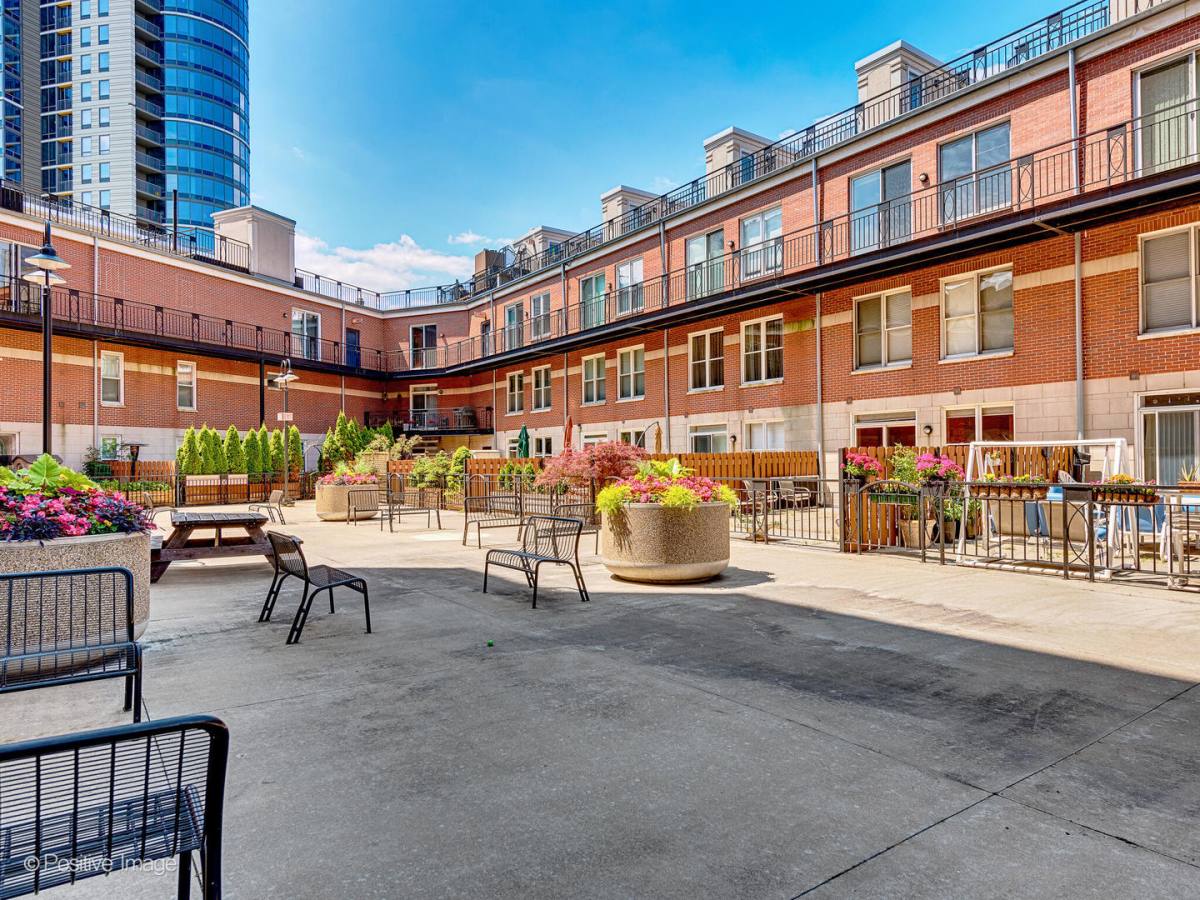 Apartment for rent at 360 10 W Illinois St 10F #10F, Chicago, IL 60654