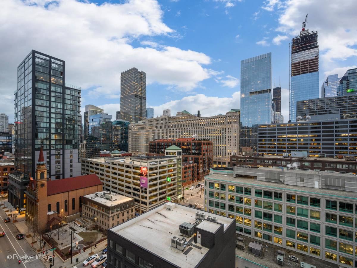Apartment for rent at 360 10 W Illinois St 10F #10F, Chicago, IL 60654