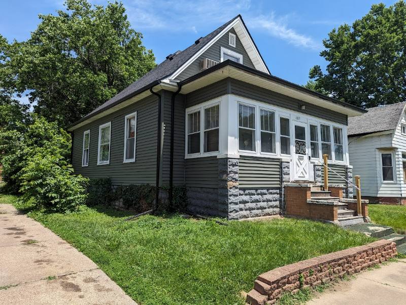 House for rent at 1723 W Fredonia Ave, Peoria, IL 61606