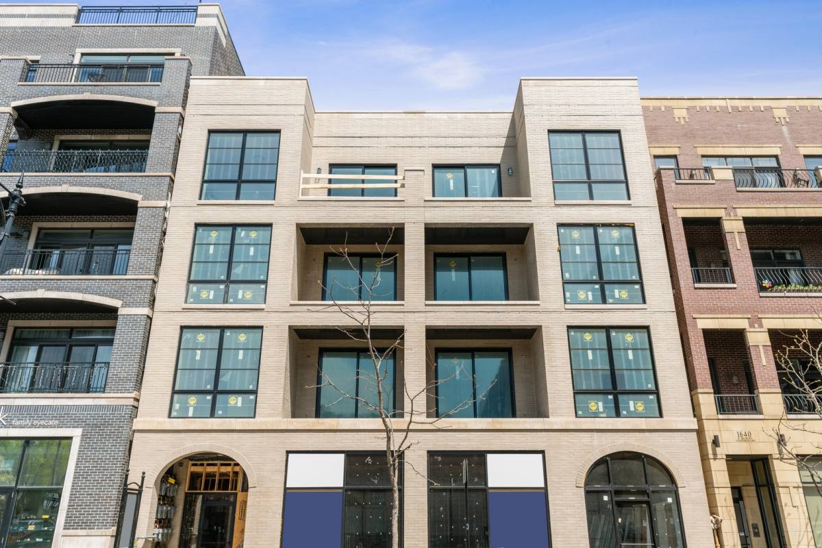 Apartment for rent at 3118 N Greenview Ave #301, Chicago, IL 60657