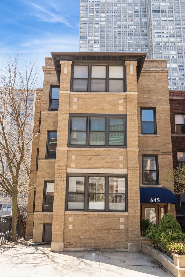 Apartment for rent at 645 W Bittersweet Place #1, Chicago, IL 60613