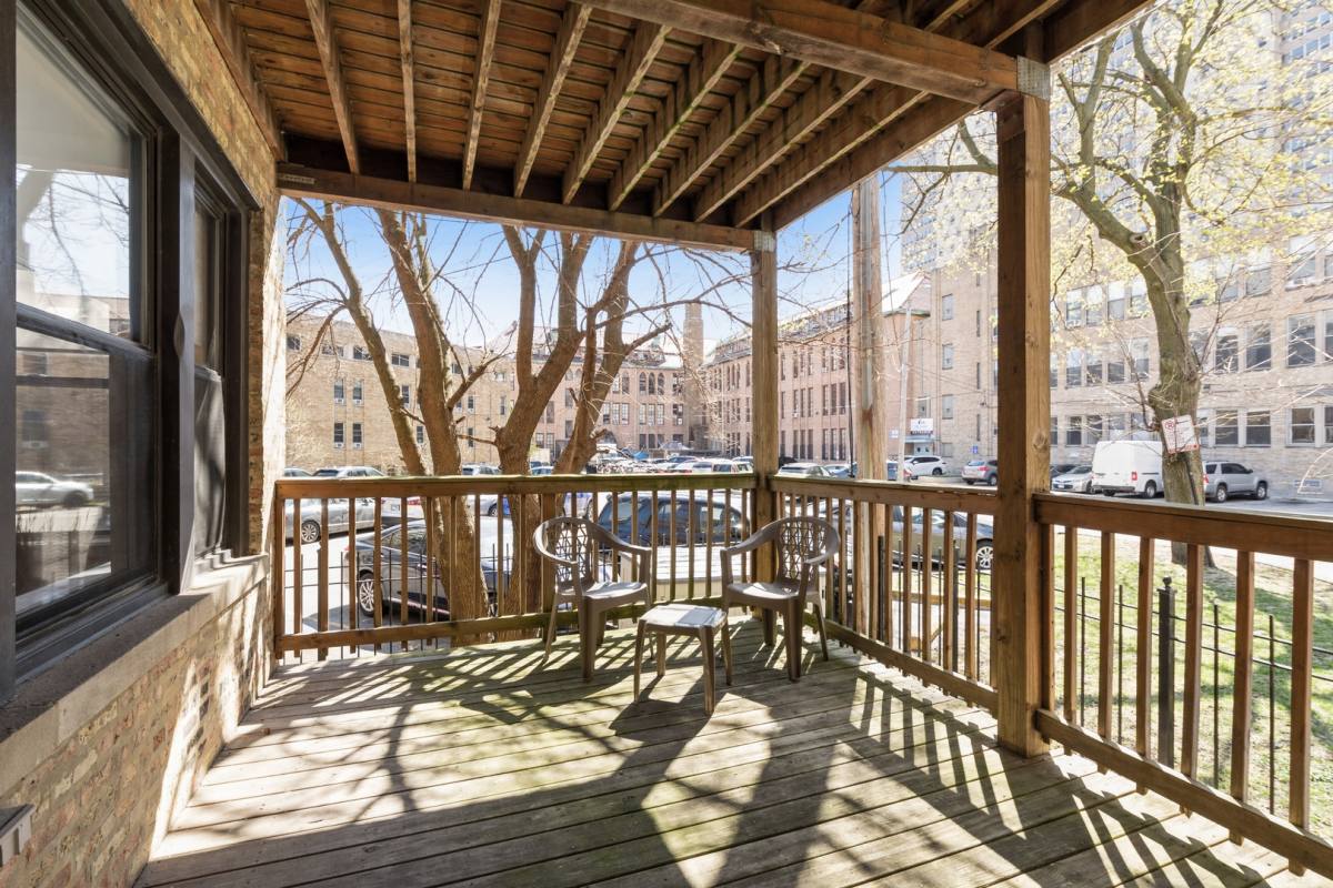 Apartment for rent at 645 W Bittersweet Place #1, Chicago, IL 60613