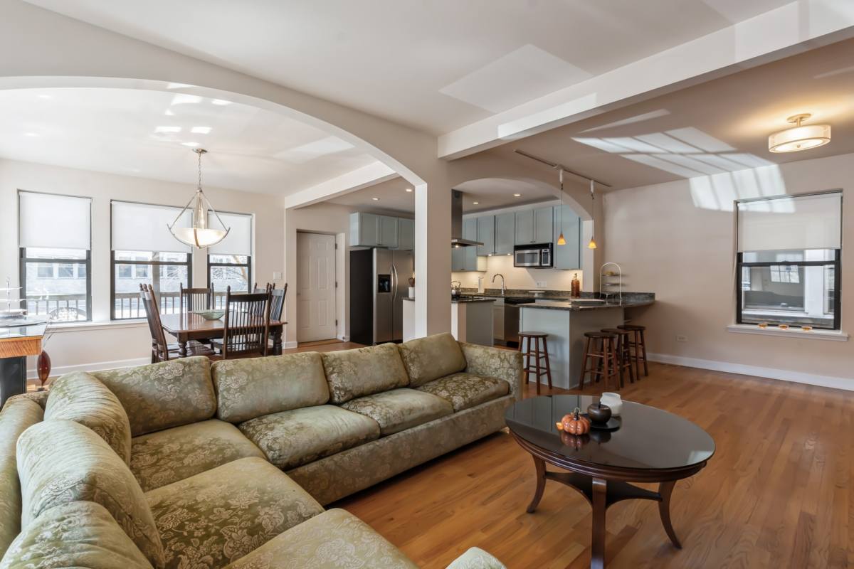 Apartment for rent at 645 W Bittersweet Place #1, Chicago, IL 60613