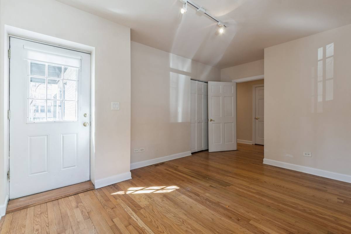 Apartment for rent at 645 W Bittersweet Place #1, Chicago, IL 60613