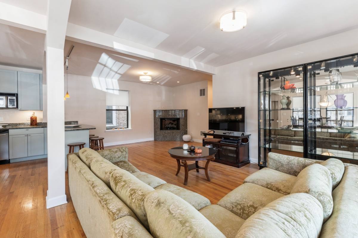 Apartment for rent at 645 W Bittersweet Place #1, Chicago, IL 60613