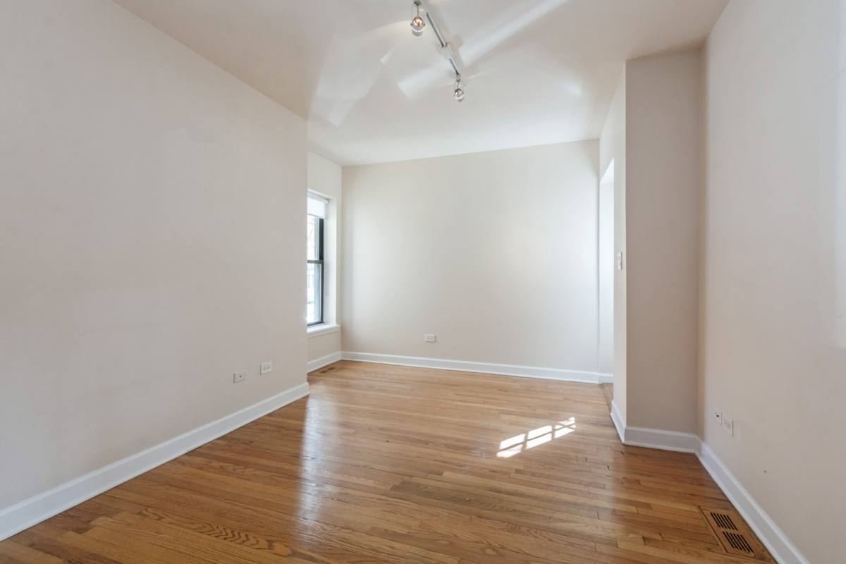 Apartment for rent at 645 W Bittersweet Place #1, Chicago, IL 60613