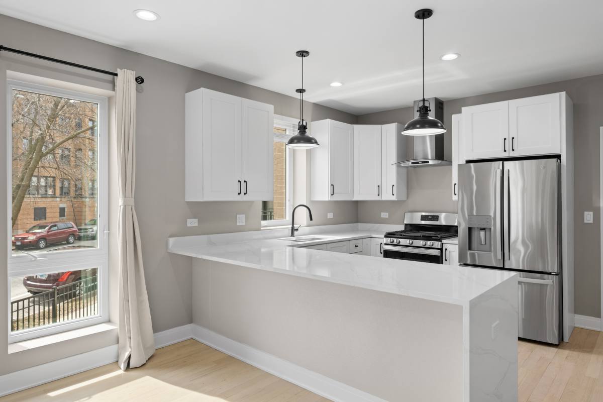 Apartment for rent at 7428 N Rogers Ave #1E, Chicago, IL 60626