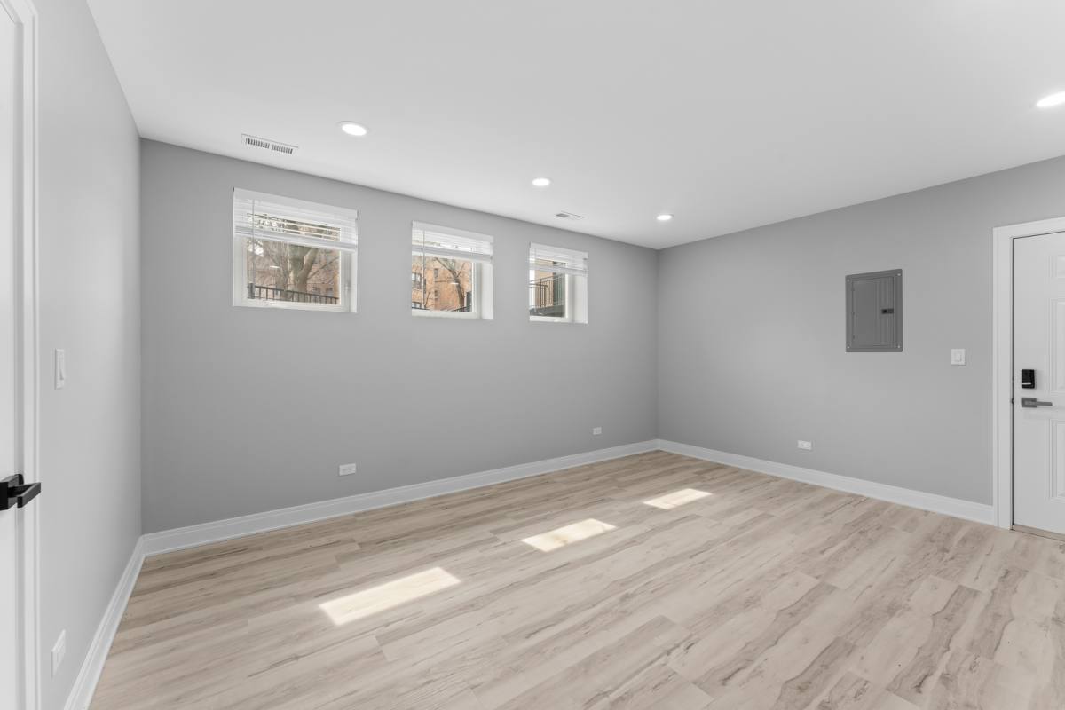 Apartment for rent at 7428 N Rogers Ave #1E, Chicago, IL 60626