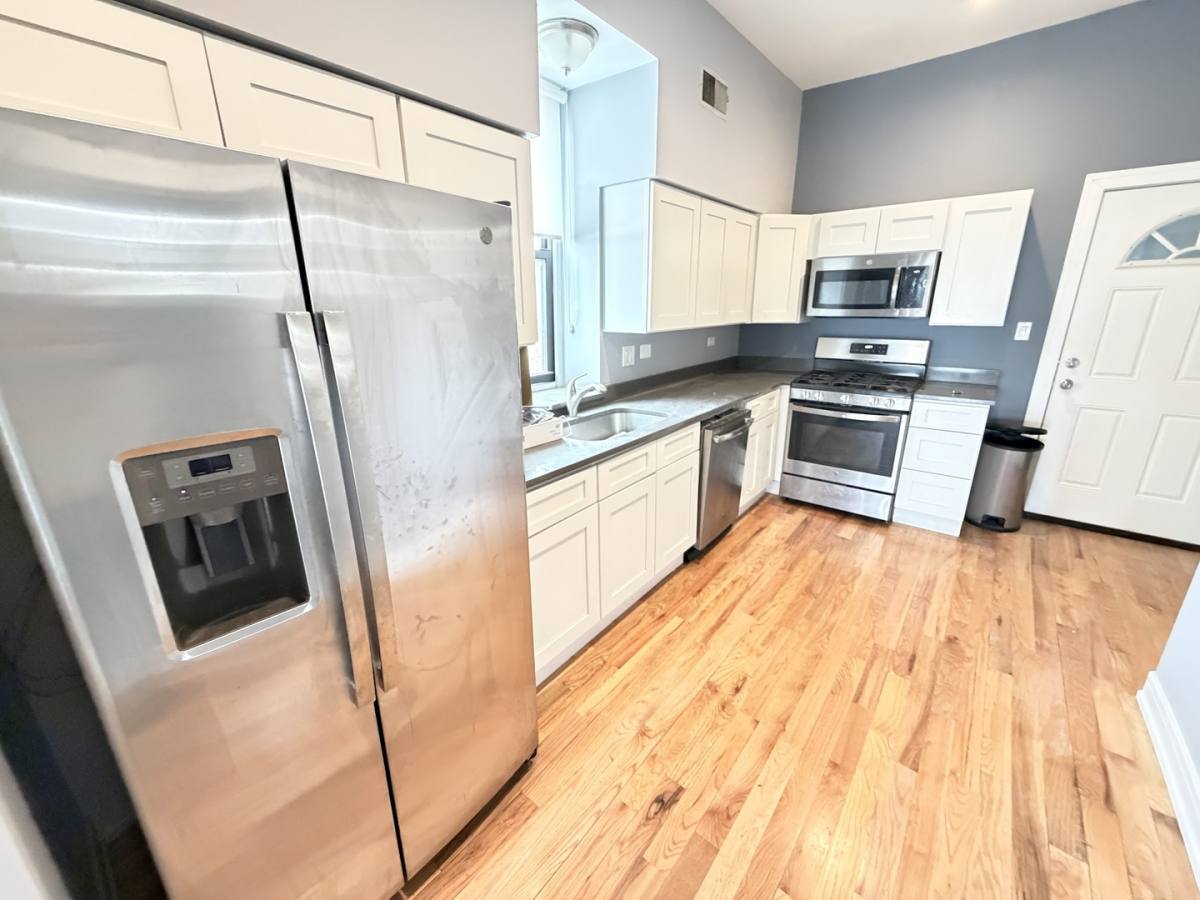 Apartment for rent at 113 S Paulina St #3, Chicago, IL 60612