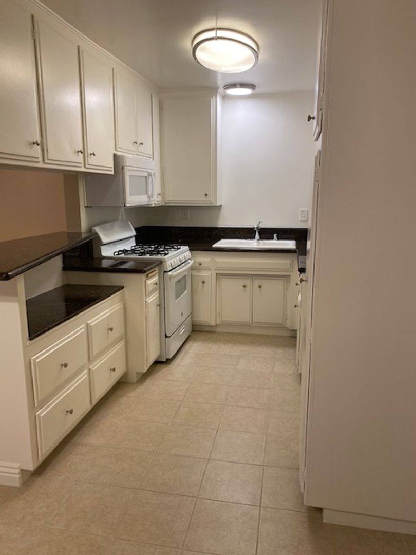 Apartment for rent at 5434 Zelzah Ave, Encino, CA 91316