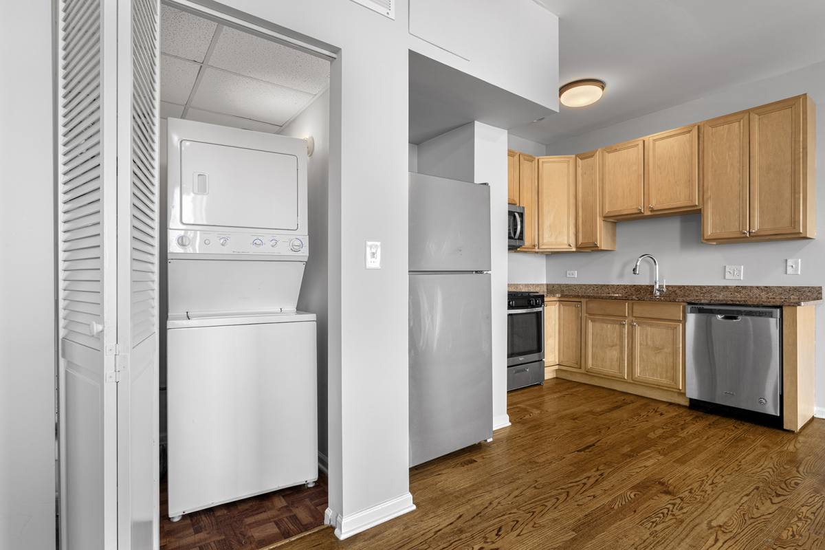 Apartment for rent at 2451 W Howard St #407, Chicago, IL 60645