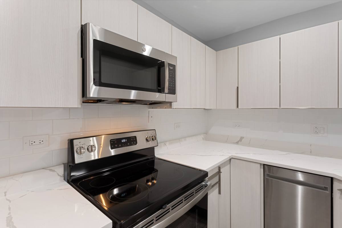 Apartment for rent at 6826 N Ridge Blvd #202, Chicago, IL 60645