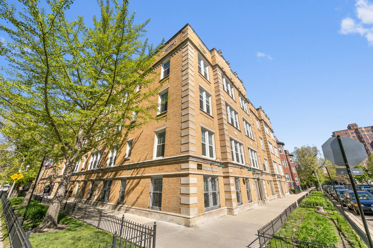 Apartment for rent at 1110 W Glenlake Ave #2, Chicago, IL 60660