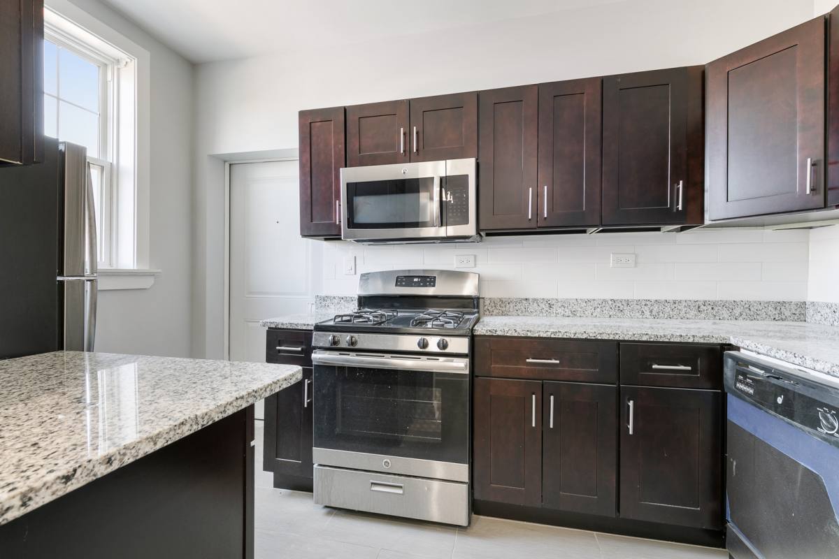 Apartment for rent at 1110 W Glenlake Ave #2, Chicago, IL 60660