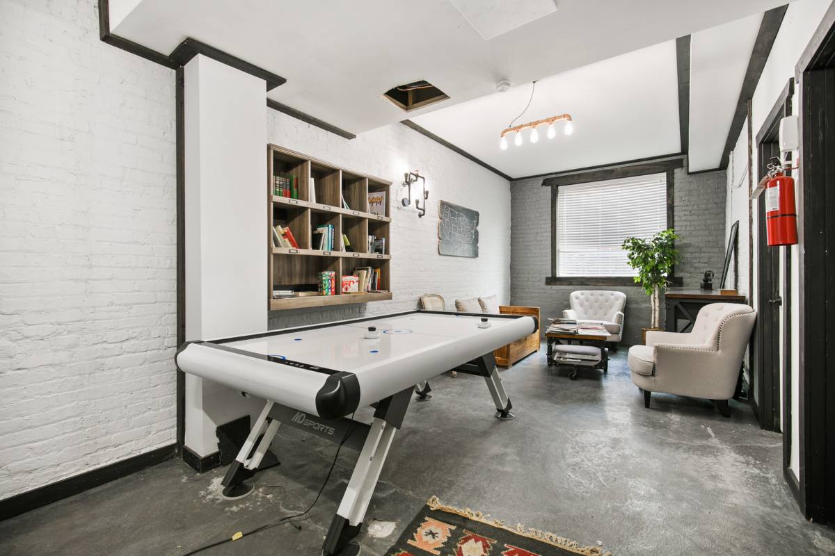 Apartment for rent at 1110 W Glenlake Ave #2, Chicago, IL 60660