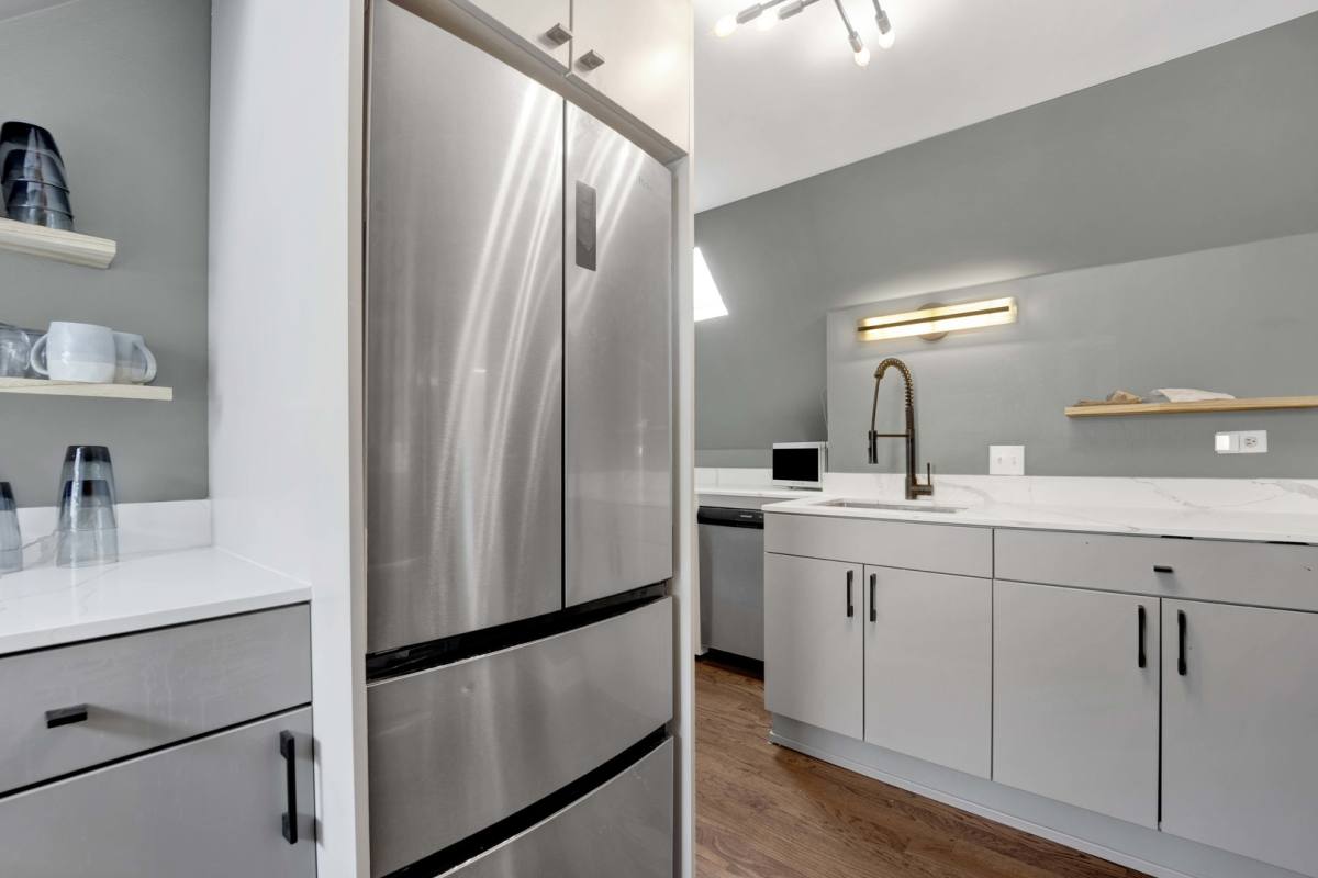 Apartment for rent at 1625 W Hollywood Ave #3, Chicago, IL 60660